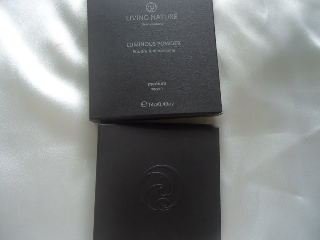 Living Nature Luminous Pressed Powder Review