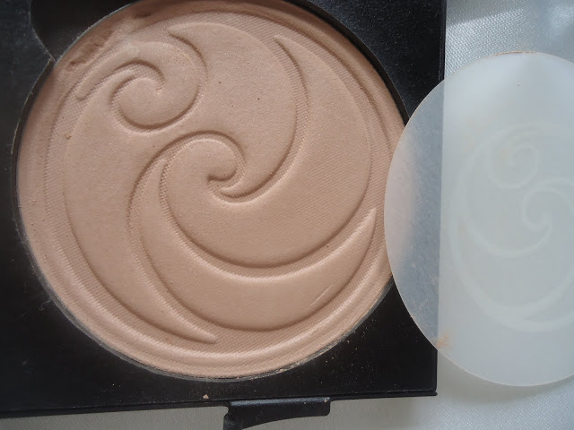 Living Nature Luminous Pressed Powder Review