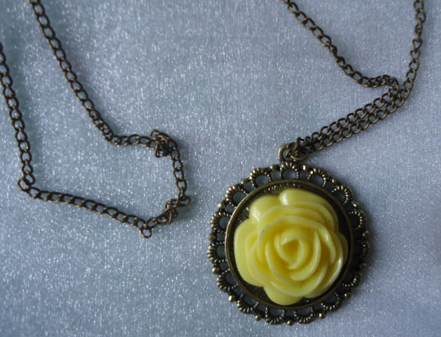 Vintage Style Rose Pendant Necklace