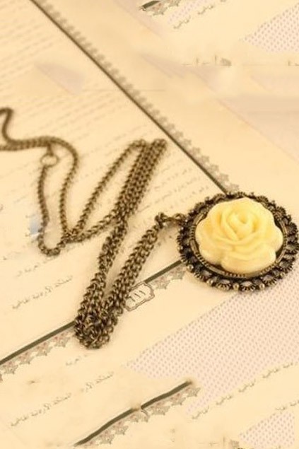 Vintage Style Rose Pendant Necklace