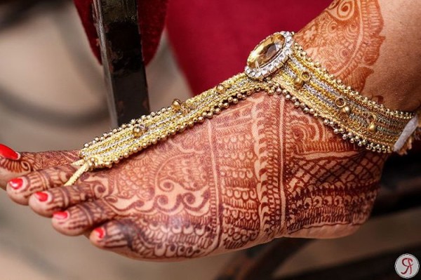 Absolutely love this pic, had searched for leg thongs high and low for my wedding and found the perfect pair! Amazing click by @rhythmicfocus #indianbride #indianwedding #wedding #bridal #photography #weddingphotography #newlovemakeup #indianbridaldiaries #mumbaibridaldiaries #mumbaibride #bridaldiaries #love #mehendi #heena #payal #jewellery #accessories #weddingjewelry #gold #anklet #legthong #india #mumbai #ig_India #bombay #instafollow