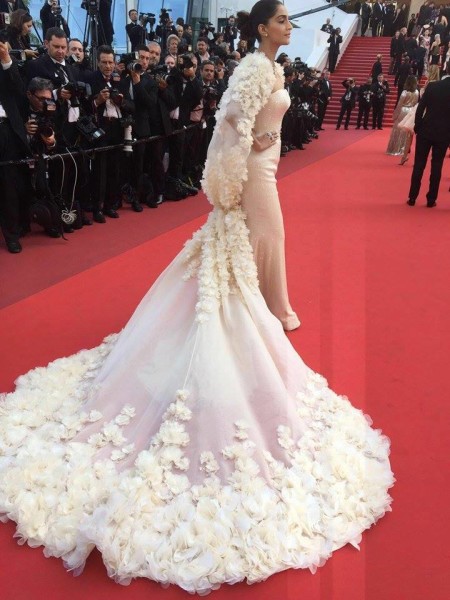 Aishwarya & Sonam at Cannes 2016: Outfits & Makeup, L'Oreal Paris, Indian Fashion Blog, Indian Makeup Blog