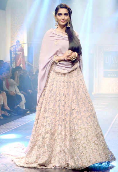 Best Off Screen Looks of Sonam Kapoor, Sonam Kapoor Fashion, Indian Fashion Blog, Outfit Ideas, Bollywood Fashion