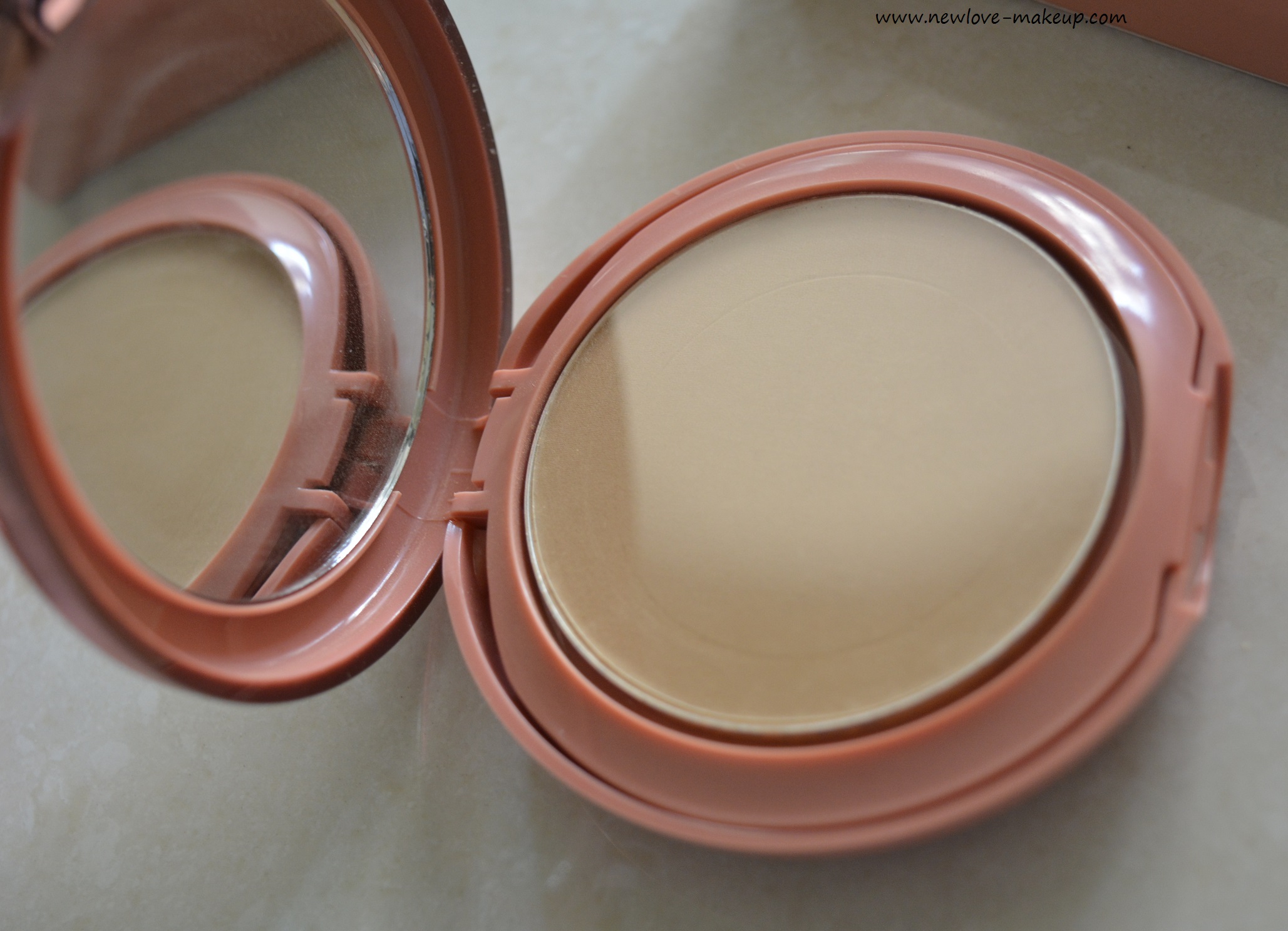 Lakme 9 to 5 Primer + Matte Powder Foundation Review, Swatches